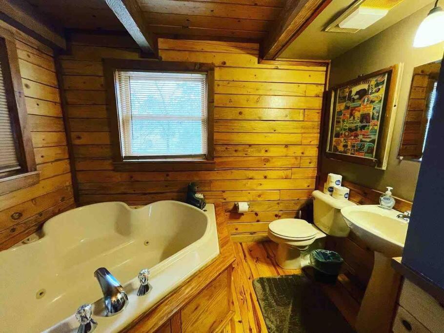 The Loft At Bear Mountain Log Cabins Eureka Springs Exterior photo